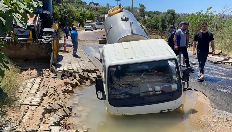 Bodrum'da Su Hattı Patladı, Tanker Çukura Düşerek Gün Orthunu Oluşturdu