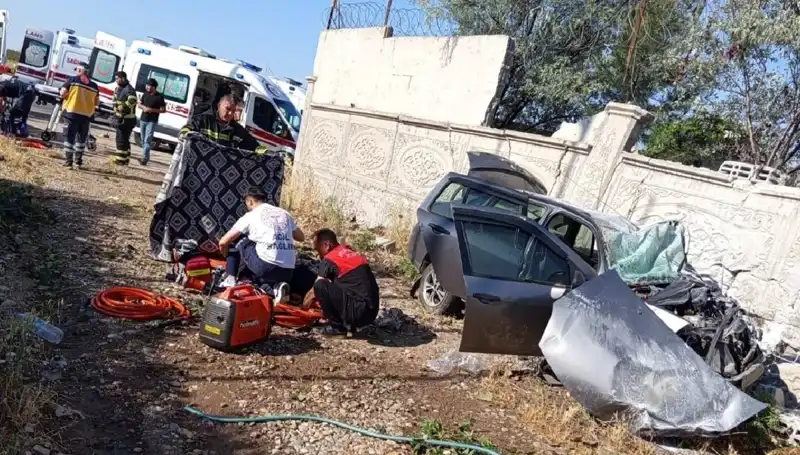 Lastiği Patlayan Araç, İstinat Duvarına Çarptı: 1 Kişi Hayatını Kaybetti, 6 Yaralı!