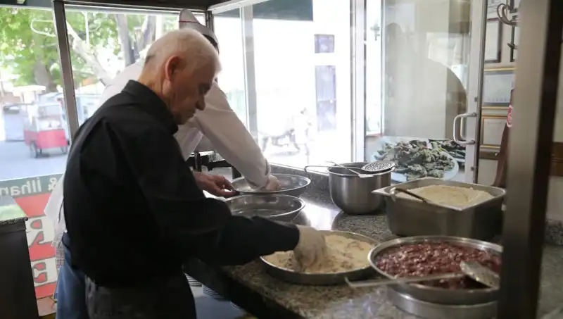 60 Yıldır Ciğer Tezgahında Ustalığını Konuşturan Mavisinin Hikayesi