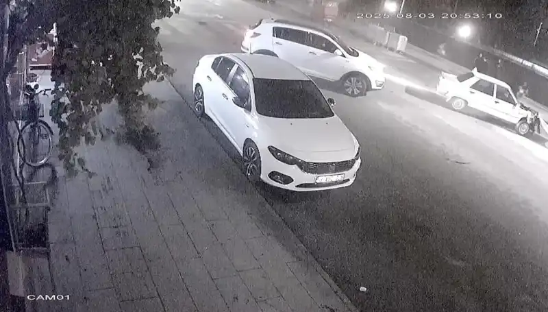 Yaya Geçidinde Dramatik Kaza: Yaya Yol Vermek İsterken Aracın Hedefi Oldu!