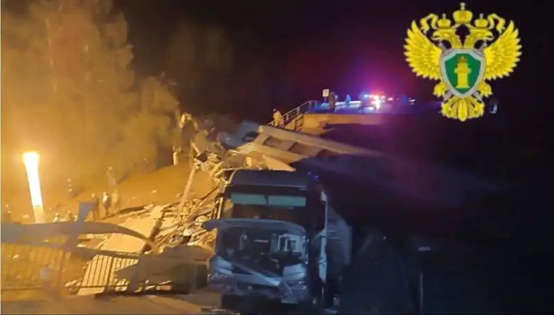 Rusya'da Köprü Faciası: Tren Üzerine Çöktü, Hayat Kayıpları Ortaya Çıktı