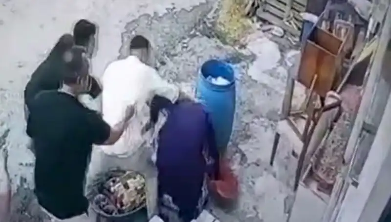 Başakşehir'de Baba ve Oğlu, Bidon Kavgasında 58 Yaşındaki Kadını Darbetti