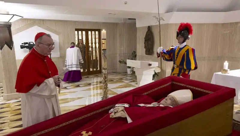 Papa'nın Tabutundaki Fotoğrafların Yayınlanması: Dünyayı Sarstı