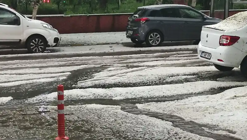 Ardahan'da Dolu Yağışı: Şehir Beyaz Bir Halı Gibi Göründü