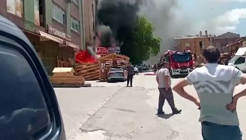 Ankara'da İş Yerlerinde Büyük Yangın: Yangın Kontrol Altına Alındı