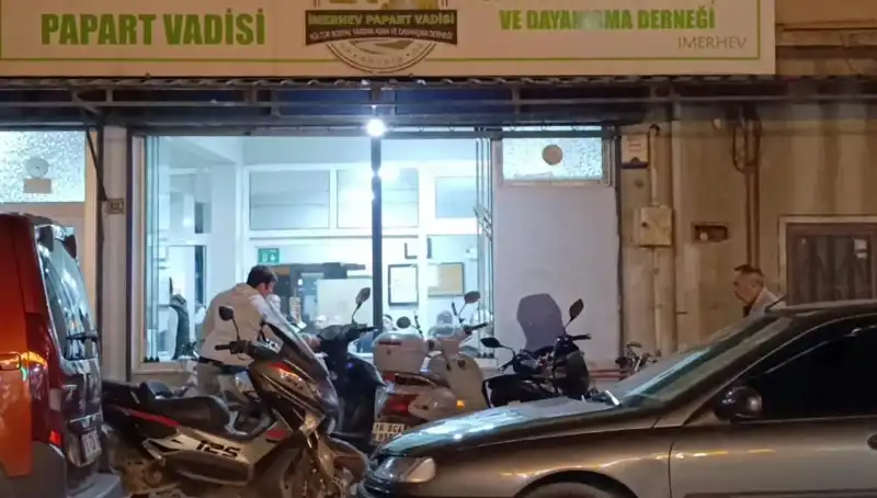 Lokalde Bıçaklı Kavga: Kanlar İçinde Kalan Bir Yaralı Hastaneye Kaldırıldı