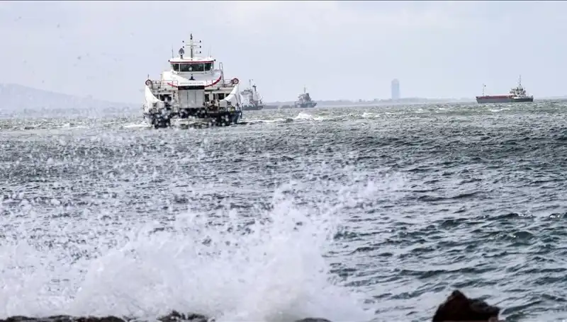 İzmir'de Fırtınadan Dolayı Vapur Seferleri Durduruldu!