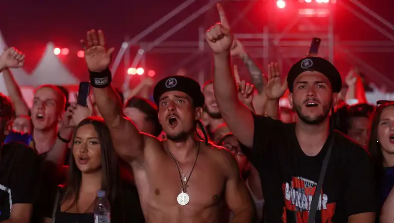 Thompson Konserinde Şok: Nazi Selamı Skandalı Gündemi Sarstı