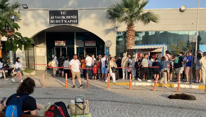Bayram Döneminde Midilli Adası'na Yoğun İlgi: Tatilcilerin Yeni Gözdesi