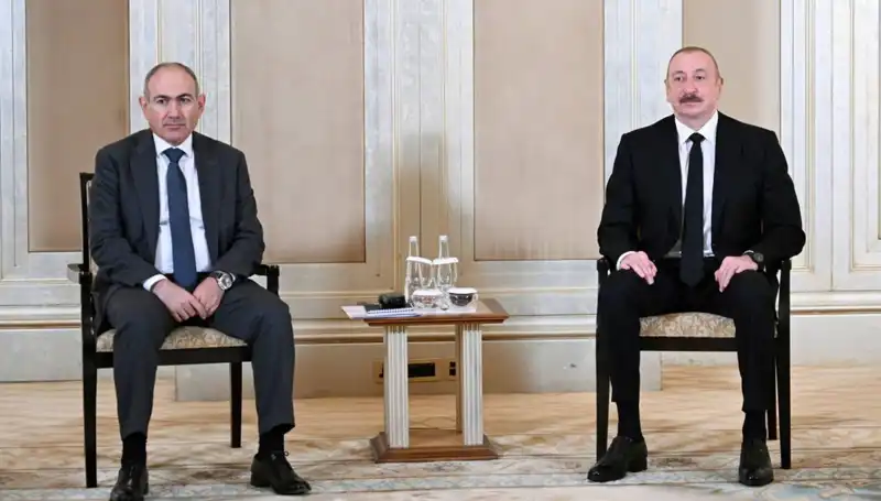 Aliyev ve Paşinyan: Barış İçin Abu Dabi'de Tarihi Buluşma