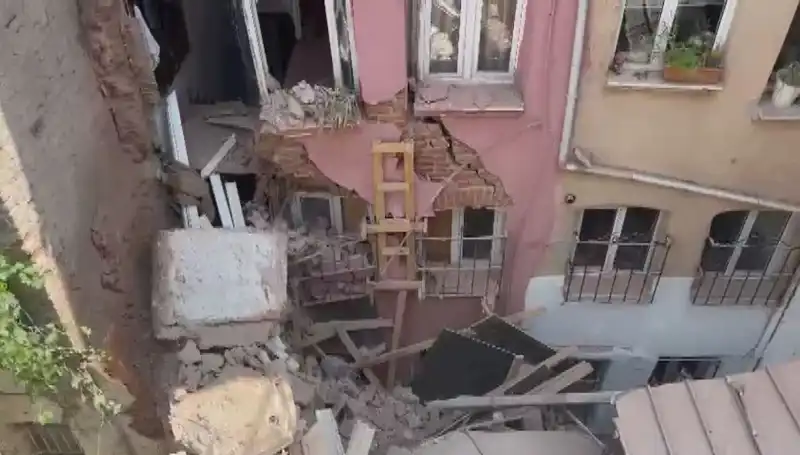 İstanbul'da Üç Katlı Binanın Balkonu Çöktü: Detaylar ve Kurtarma Çalışmaları