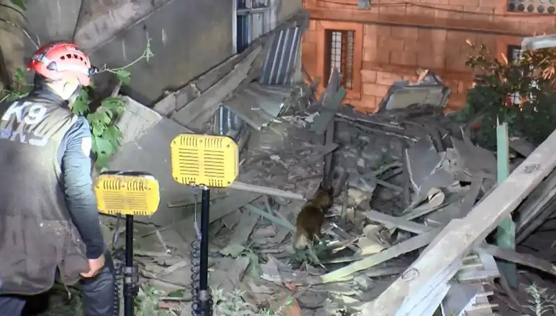 İstanbul'da Deprem Sonrası Geri Dönüşü Olmayan Bir Çöküş: Hasarlı Bina Yıkıldı