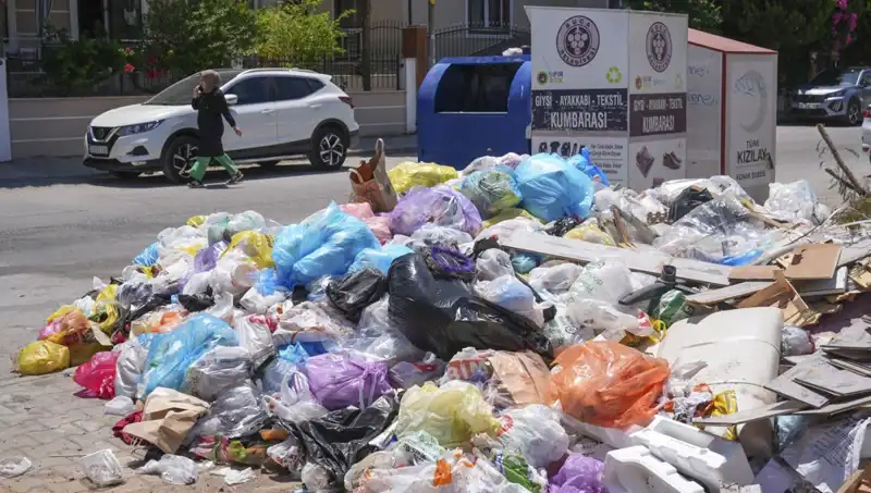 İzmir'de Çöp Dağları: Şehrin Temizlik Sorunu Giderek Büyüyor