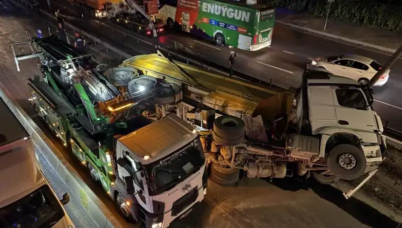 Moloz Yüklü Hafriyat Kamyonu Devrildi: Görevlilerin Zamana Karşı Yarışı