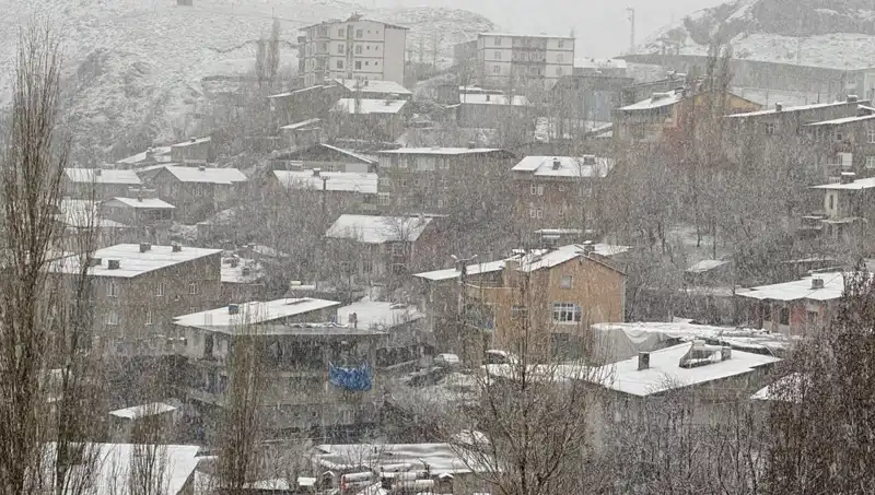 Hakkari'de Nisan Ayında Görülmemiş Kar Yağışı Şaşkınlık Yarattı