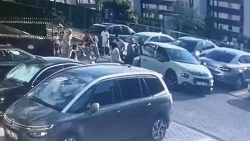 Kadın, Eşini ve Yakınlarını Arabayla Ezdi: Şok Edici Olay Detayları
