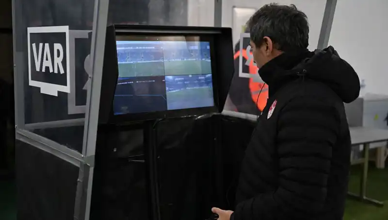 Konyaspor-Galatasaray Mücadelesinde VAR Olarak Piotr Lasyk Görevde