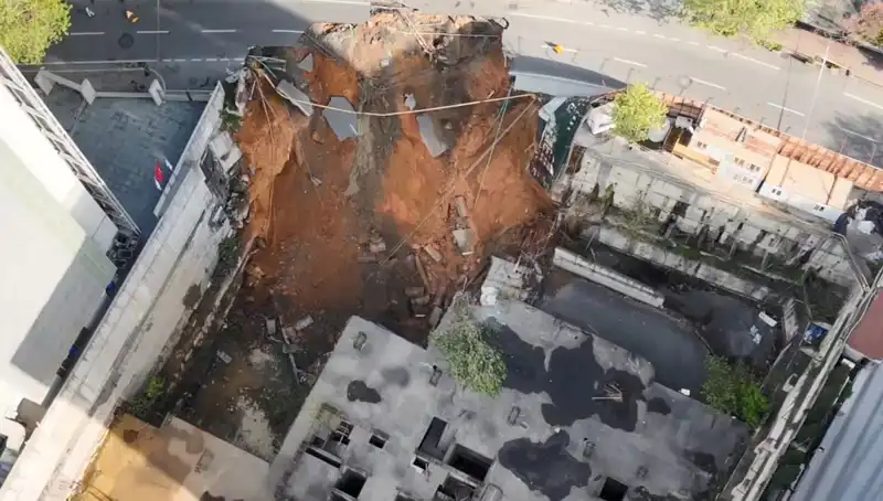Sarıyer'de Yol Çökmesi: Cadde Kapatıldı, Trafik Kaosa Dönüştü