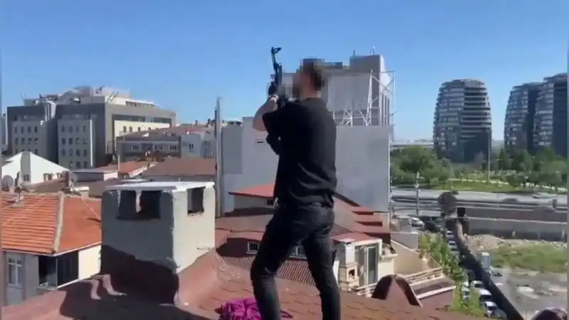İstanbul’da Şok Operasyon: Çatıda Yakalanan Şüphelilerden Bacadan AK-47 Çıktı