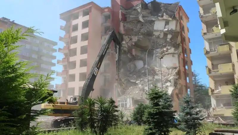 İki Binanın Yıkım Kararı: Dalgalar Deprem Kadar Yıkıcı Olabilir mi?