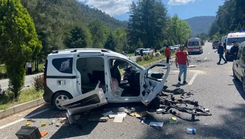 Marmaris'te Feci Kaza: Yol Savaş Alanına Döndü, Yaralılar ve Can Kaybı Var