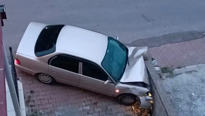 Kontrolü Kaybedip Duvara Çarpan Araç, Kaza Sonrası Dikkat Çeken Detaylar Ortaya Çıktı