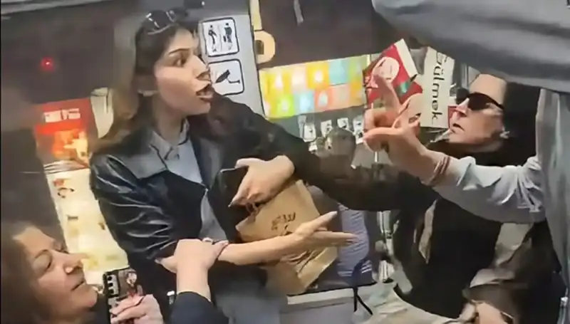 Tramvayda Kadınlar Arasında Tekmeli ve Küfürlü Yer Kavgası: Akıllara Durgunluk Veren Olay