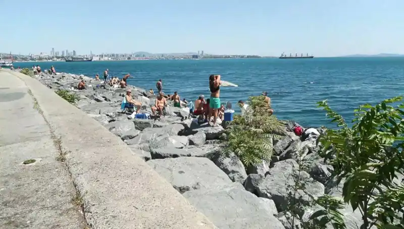İstanbullular Sıcak Havanın Tadını Çıkarıyor: Sahiller Dolu Dolu!