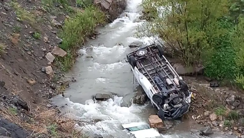 Hakkari'de İşçileri Taşıyan Minibüs Devrildi: Feci Kaza Sonrası 2 Can Kaybı