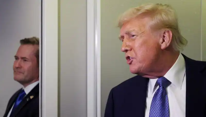 Trump, Yanlışlıkla Planlarını Sızdırdıktan Sonra Mike Waltz’u Görevden Aldı