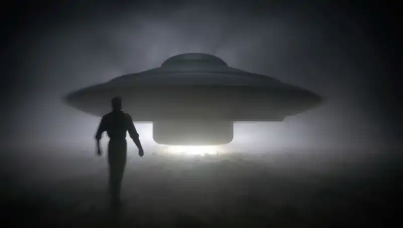 UFO Uzmanı Uyardı: "Uzaylılar Masum İnsanı Hedef Alıyor"