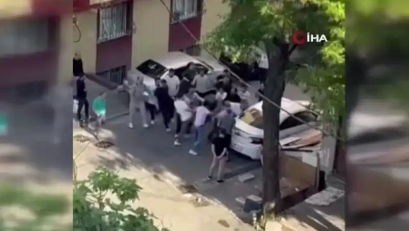 Madde Bağımlısının Evi Kapılarını Zorlarken Sokakta İlginç Anlar Yaşandı