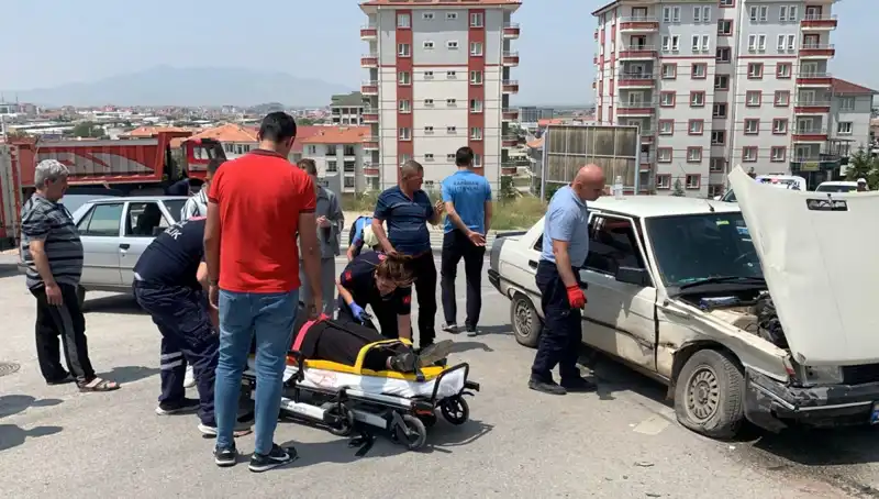 Kavşak Kazasında Dehşet Verici Anlar: 2 Yaralı Hastaneye Kaldırıldı