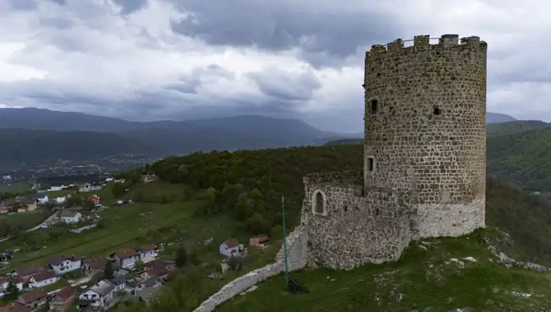 Bosna Hersek'in Gizli Hazinesi: Sokolac Kalesi'nin Tarihi ve Günümüzdeki Önemi