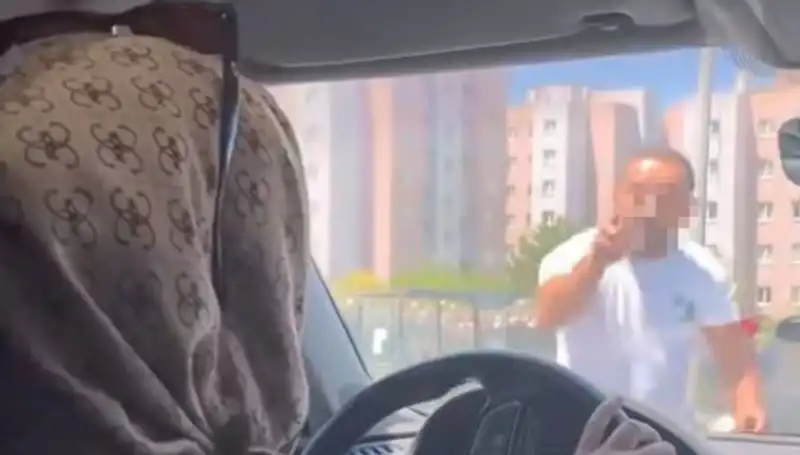 Trafikte Dehşet Anları: Aracın Camını Yumruklayan Sürücü İfşaa Edildi