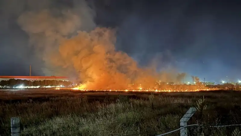 İzmir'de Gece Yarısı Yangın Paniği: Sokaklar Alev Alev!