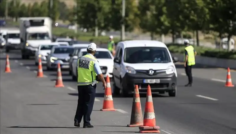 Trafik Kaosu: Konvoy Tüneli Kapatarak İsyan Duyurdu