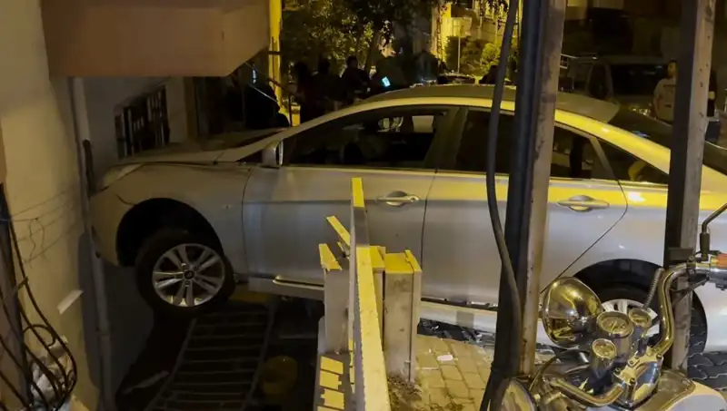 Fren Yerine Gaza Basarak Apartmana Çarpan Sürücü Panik Yarattı