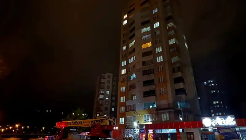Apartmanın Çatısına Düşen Yıldırım Hızla Yayılıyor: O Anlar Kamerada!