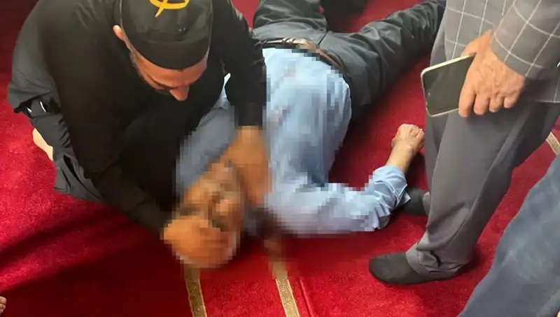 Namaz Sırasında Camide Bıçaklı Saldırı: Olayın Detayları Şok Edici!