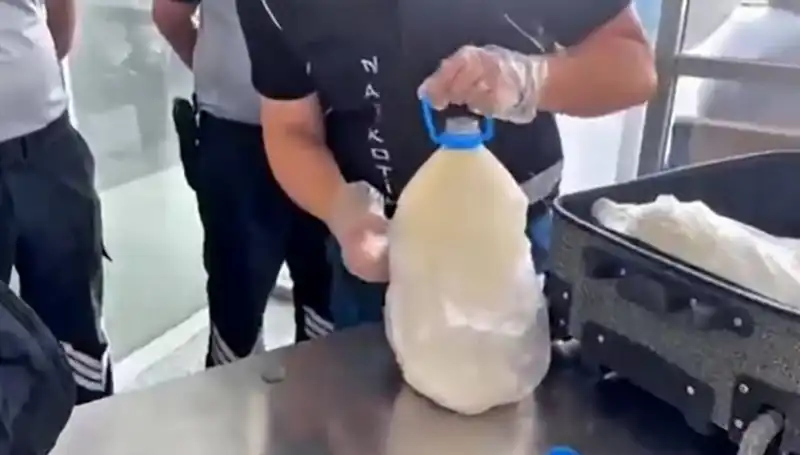 Havalimanında Süt Şişesinde Ele Geçirilen Uyuşturucu Sarsıyor!