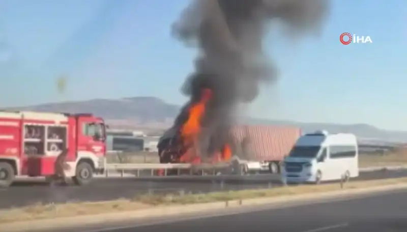 Ankara'da TIR Faciası: Alev Alev Yanan Araç Trafiği Felç Etti