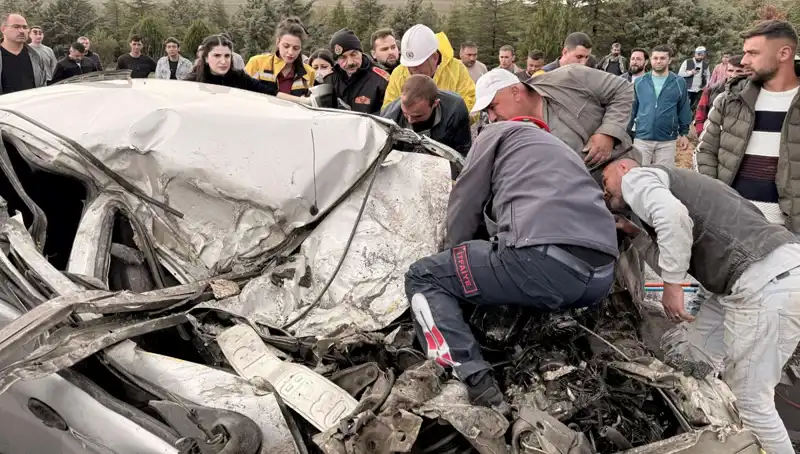 TIR ile Çarpışan Araç Kağıt Gibi Ezildi: Olay Anı Gözler Önünde