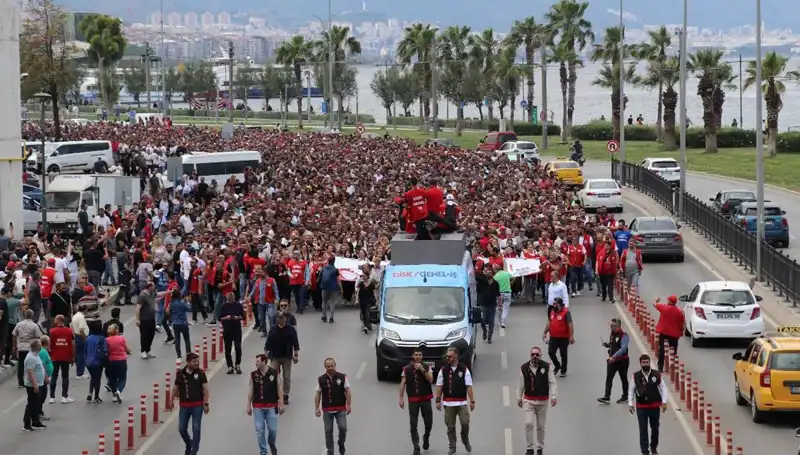 İzmir'de Grev Tırmanıyor: İşçi Hakları İçin İsyan Devam Ediyor!