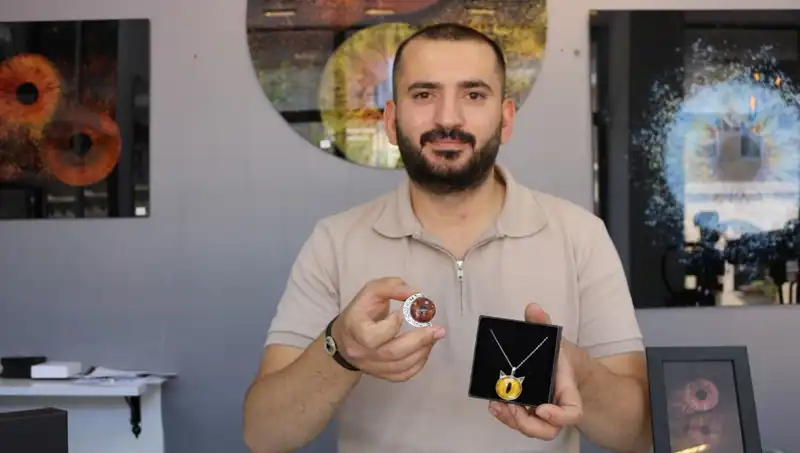 İris Fotoğraflarını Takı ve Tabloyla Hayatlandırıyor: Sanatçı İlkleriyle Dikkat Çekiyor