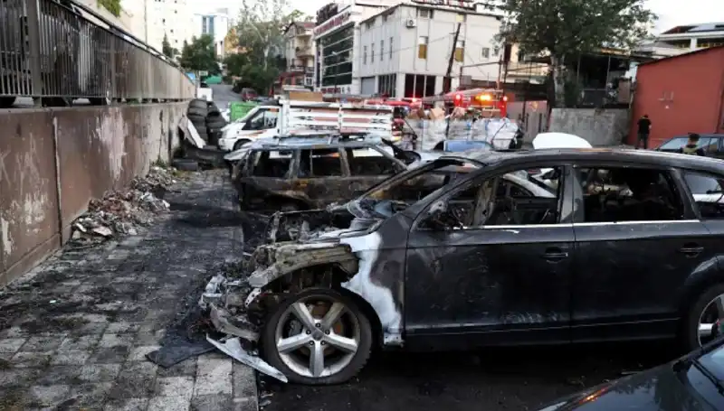 Sanayi Sitesinde Yangın: Tamir Bekleyen Araçlar Alev Alev Yandı