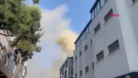 İstanbul'da 4 Katlı İş Merkezinde Yangın: Yangın Söndürme Çalışmaları Tüm Hızıyla Devam Ediyor