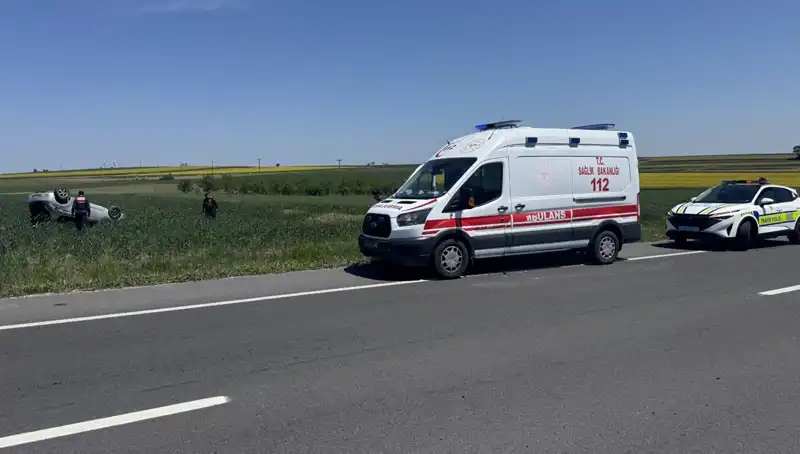 Edirne’de Korku Dolu Anlar: Devrilen Otomobilde Yaralılar Var
