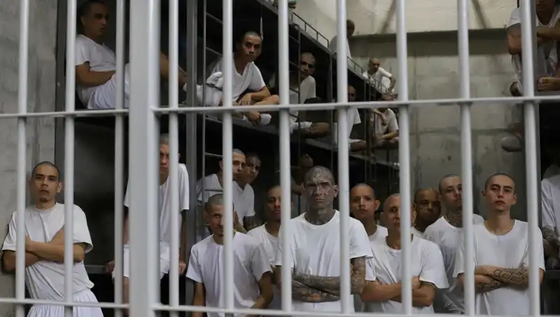 El Salvador: 'Cehennemdeki' Göçmenlerin Dramatik Durumu ve ABD'nin Sorumluluğu
